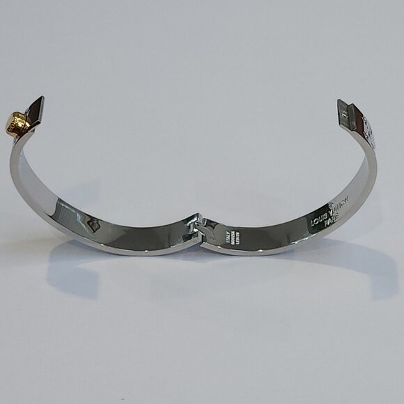 Monogramed Top Label Inspired Silver Colored Clasp Bracelet That Opens Wide NWOT - Picture 6 of 7